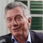 Mauricio Macri brindando un discurso sobre el respaldo al cambio actual durante un evento político en Parque Norte.