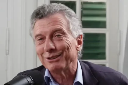 Mauricio Macri brindando un discurso sobre el respaldo al cambio actual durante un evento político en Parque Norte.