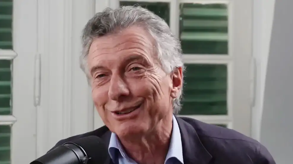 Mauricio Macri brindando un discurso sobre el respaldo al cambio actual durante un evento político en Parque Norte.