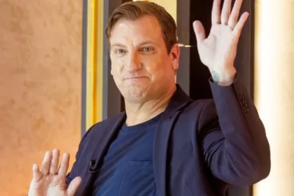 Maxi López sonriendo durante una entrevista de streaming donde lanza una frase de impacto sobre su sueldo en el Barcelona