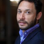 El diputado Maximiliano Ferraro brindando declaraciones sobre la falta de transparencia en el patrimonio de Manuel Adorni.