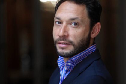 Diputado Maximiliano Ferraro exponiendo documentos sobre el escándalo financiero del caso $LIBRA en el Congreso.