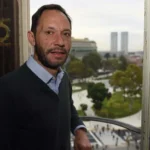 Diputado Maximiliano Ferraro presentando pruebas sobre el escándalo de la criptomoneda $LIBRA en el Congreso.