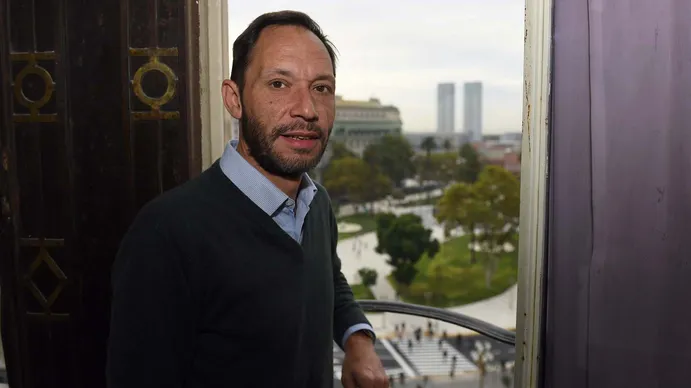 Diputado Maximiliano Ferraro presentando pruebas sobre el escándalo de la criptomoneda $LIBRA en el Congreso.