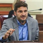 El gobernador Maximiliano Pullaro brindando declaraciones sobre el futuro político y electoral argentino en 2027