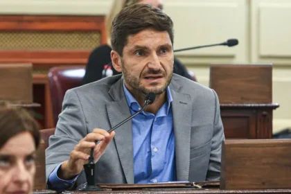 El gobernador Maximiliano Pullaro brindando declaraciones sobre el futuro político y electoral argentino en 2027