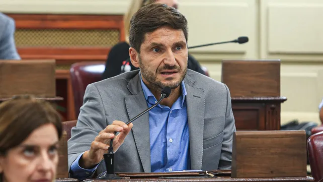 El gobernador Maximiliano Pullaro brindando declaraciones sobre el futuro político y electoral argentino en 2027