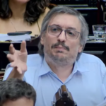 Máximo Kirchner brindando un discurso sobre la movilización por la memoria histórica frente a militantes de La Cámpora