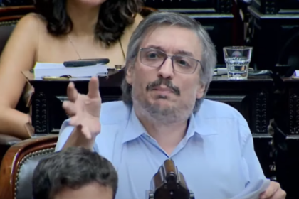 Máximo Kirchner brindando un discurso sobre la movilización por la memoria histórica frente a militantes de La Cámpora