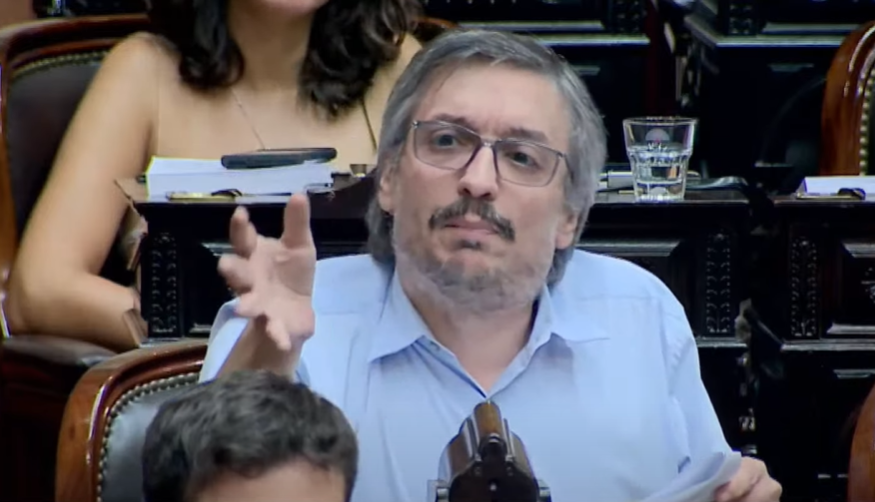 Máximo Kirchner brindando un discurso sobre la movilización por la memoria histórica frente a militantes de La Cámpora