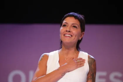 Mayra Mendoza durante la movilización de La Cámpora criticando el plan de Javier Milei