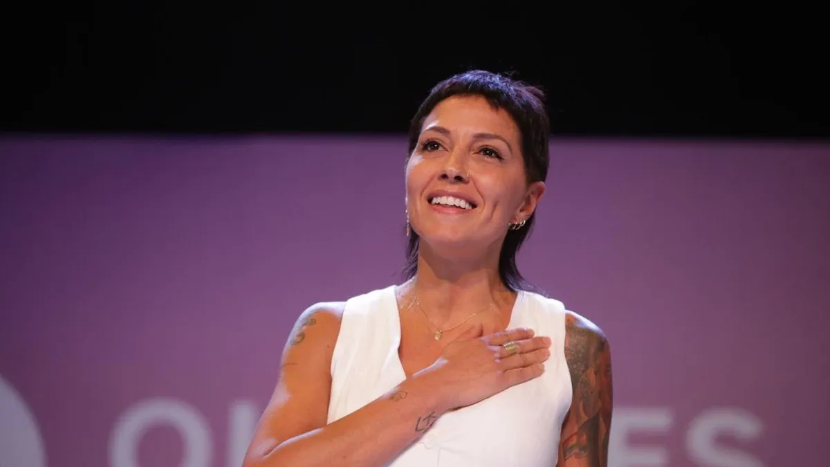 Mayra Mendoza durante la movilización de La Cámpora criticando el plan de Javier Milei