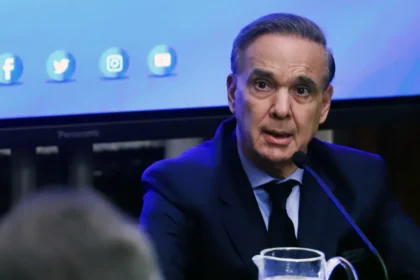 El diputado Miguel Ángel Pichetto analiza el plan económico con raíces en el pasado comparando a Milei con Martínez de Hoz.