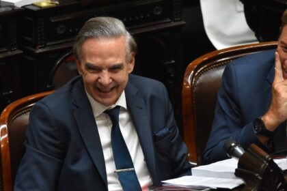 Miguel Ángel Pichetto en el Congreso explicando la formación de un frente nacional contra Javier Milei