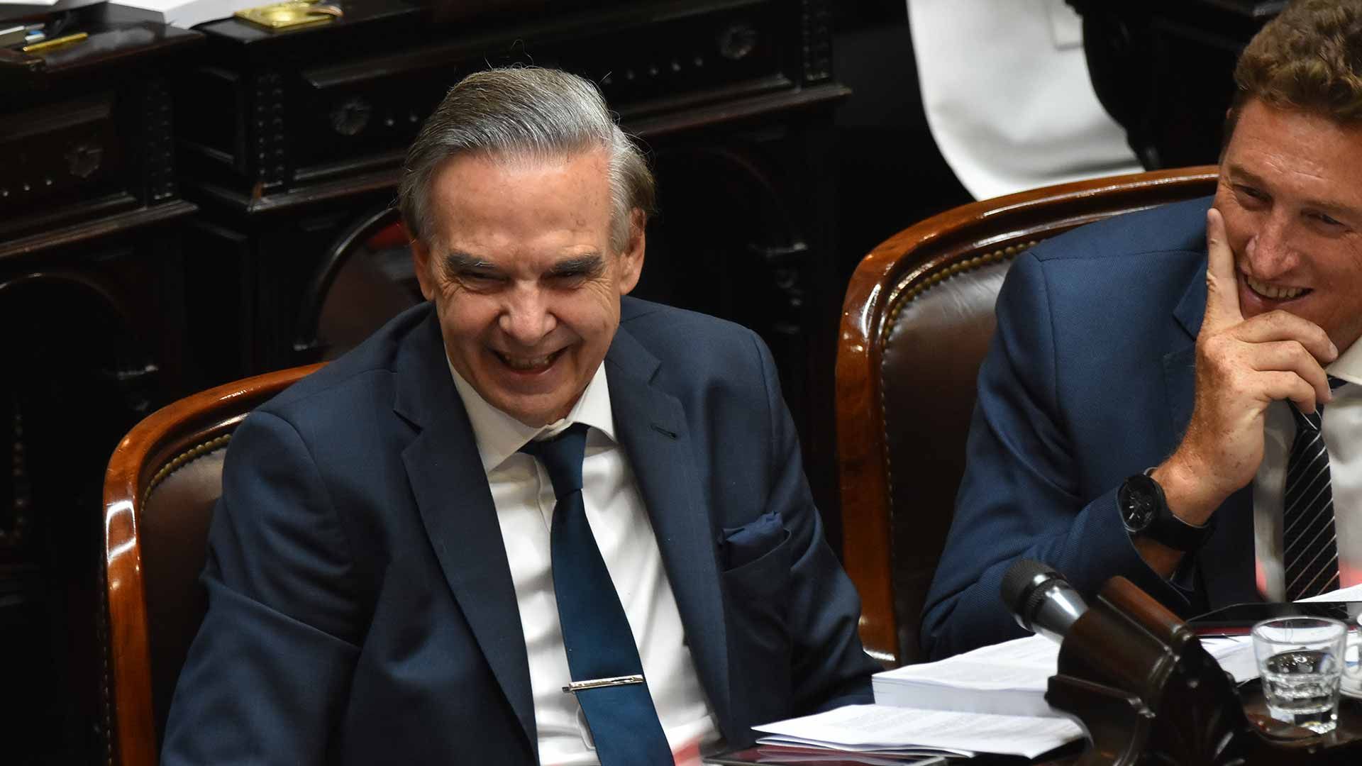 Miguel Ángel Pichetto en el Congreso explicando la formación de un frente nacional contra Javier Milei