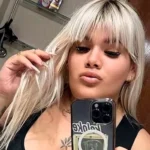 Morena Rial se encuentra en su domicilio donde estudia abogacía para su futuro profesional.