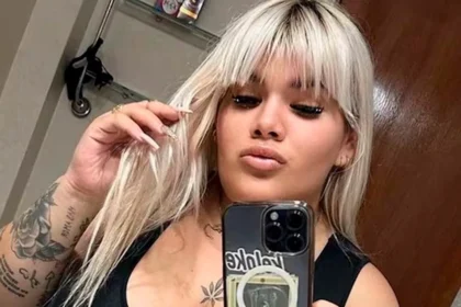 Morena Rial se encuentra en su domicilio donde estudia abogacía para su futuro profesional.