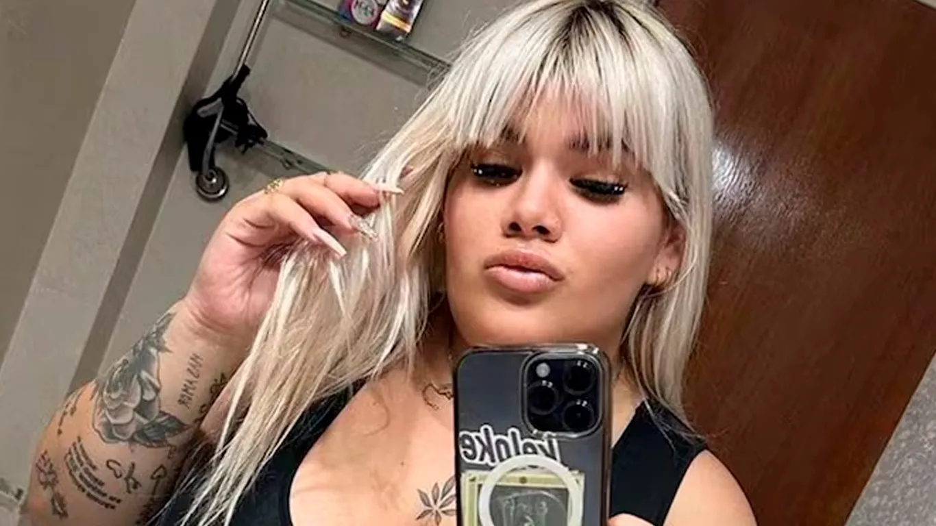 Morena Rial se encuentra en su domicilio donde estudia abogacía para su futuro profesional.