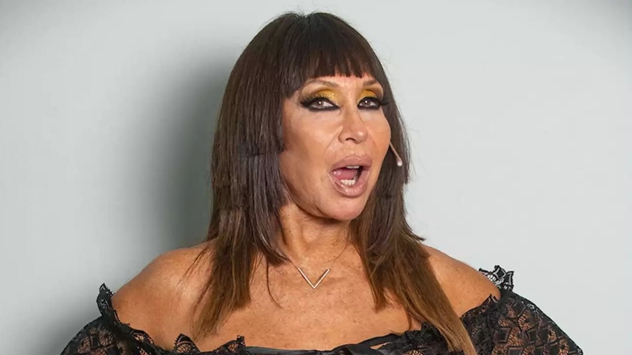 Moria Casán en su estudio de televisión comentando rumores de romance entre Sofía Gala y Fito Páez.