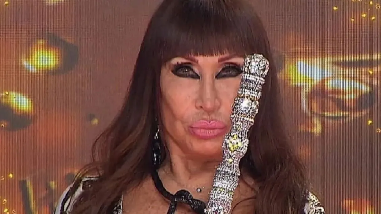 Moria Casán explicando su método de regeneración sanguínea en televisión nacional.