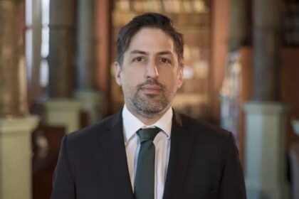 El diputado Nicolás Trotta durante su crítica al polémico viaje de Adorni.