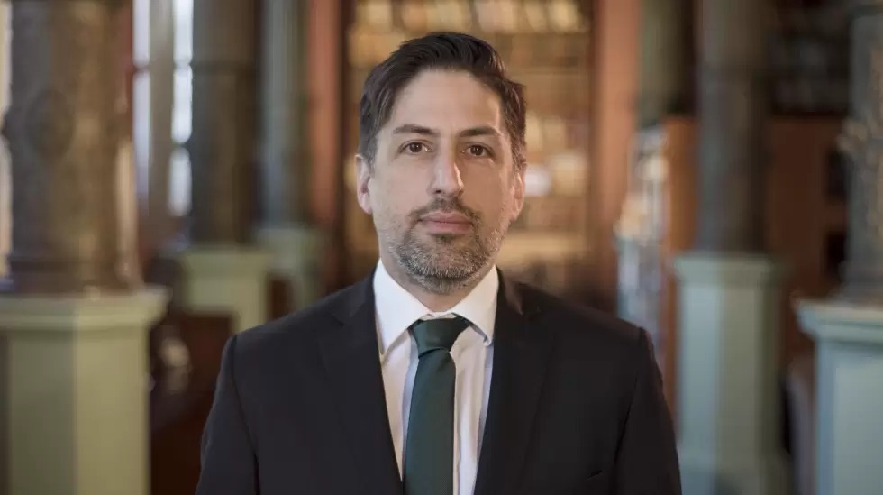 El diputado Nicolás Trotta durante su crítica al polémico viaje de Adorni.