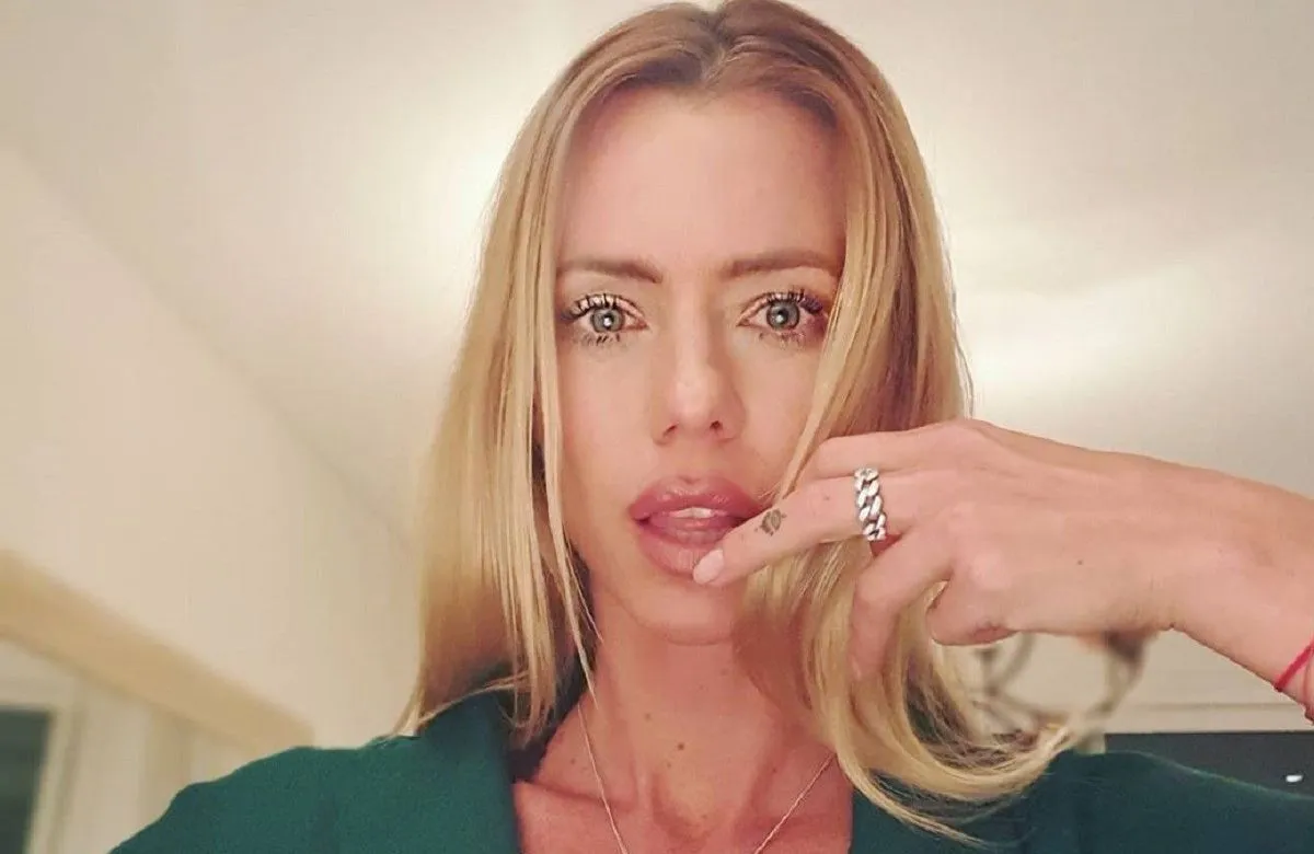 Nicole Neumann brindando una entrevista sobre la privacidad durante el cumpleaños de Allegra.