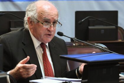 Senador Oscar Parrilli brindando una entrevista en radio sobre la defensa de la nacionalización de YPF y el rol de Cristina Kirchner.