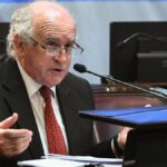 Oscar Parrilli brinda declaraciones a la prensa denunciando un juicio con prácticas mafiosas en la salida de Comodoro Py.