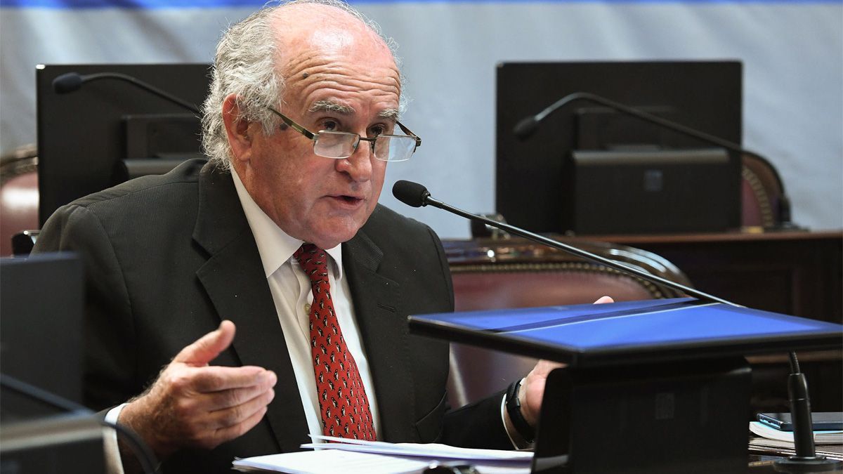 Oscar Parrilli brinda declaraciones a la prensa denunciando un juicio con prácticas mafiosas en la salida de Comodoro Py.