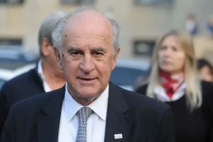 Oscar Parrilli analiza la transparencia gubernamental bajo la lupa en una entrevista reciente