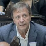 Diputado Oscar Zago analizando si Manuel Adorni debe dar un paso al costado por denuncias judiciales.