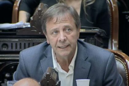 Diputado Oscar Zago analizando si Manuel Adorni debe dar un paso al costado por denuncias judiciales.