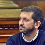 Diputado Pablo Juliano analizando documentos sobre los vínculos con el caso $LIBRA y el patrimonio de Manuel Adorni.