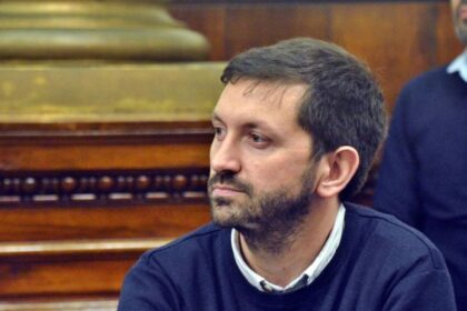 Diputado Pablo Juliano analizando documentos sobre los vínculos con el caso $LIBRA y el patrimonio de Manuel Adorni.