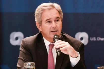 Panorama de la crisis en la isla caribeña y edificios antiguos en La Habana