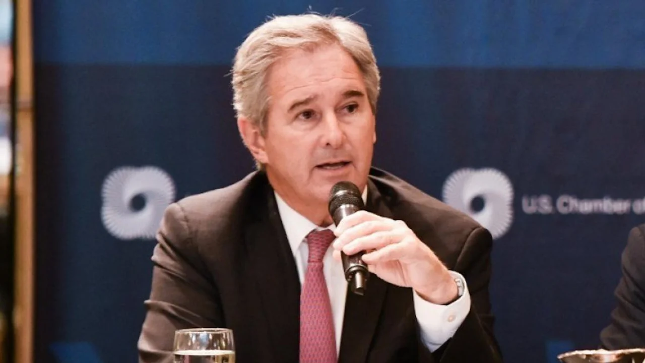 Panorama de la crisis en la isla caribeña y edificios antiguos en La Habana