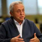 El presidente Javier Milei cuestiona la gestión de la crisis sanitaria y al médico Pedro Cahn en redes sociales.