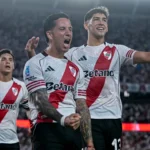 Sebastián Driussi celebra el triunfo de River Plate ante Sarmiento en el Monumental.