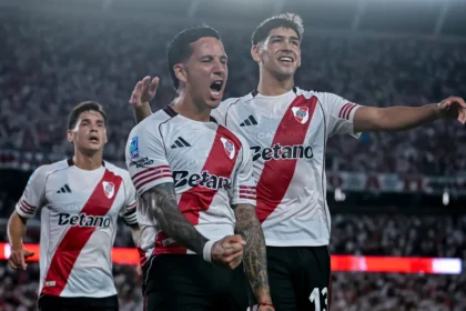Sebastián Driussi celebra el triunfo de River Plate ante Sarmiento en el Monumental.