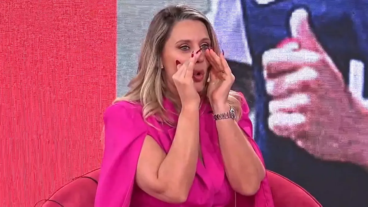 Rocío Marengo hablando en televisión sobre el uso de tecnología en la maternidad de Rocío Marengo