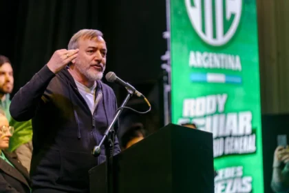 Rodolfo Aguiar de ATE encabezando un desafío sindical a la reforma laboral en una protesta