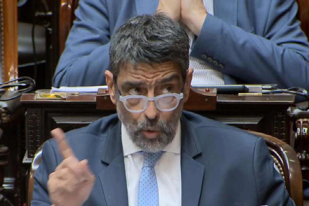 acusaciones contra Manuel Adorni en licitaciones