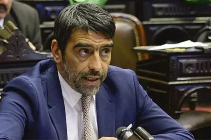 Diputado Rodolfo Tailhade analizando el posible delito de dádivas en un estudio de radio