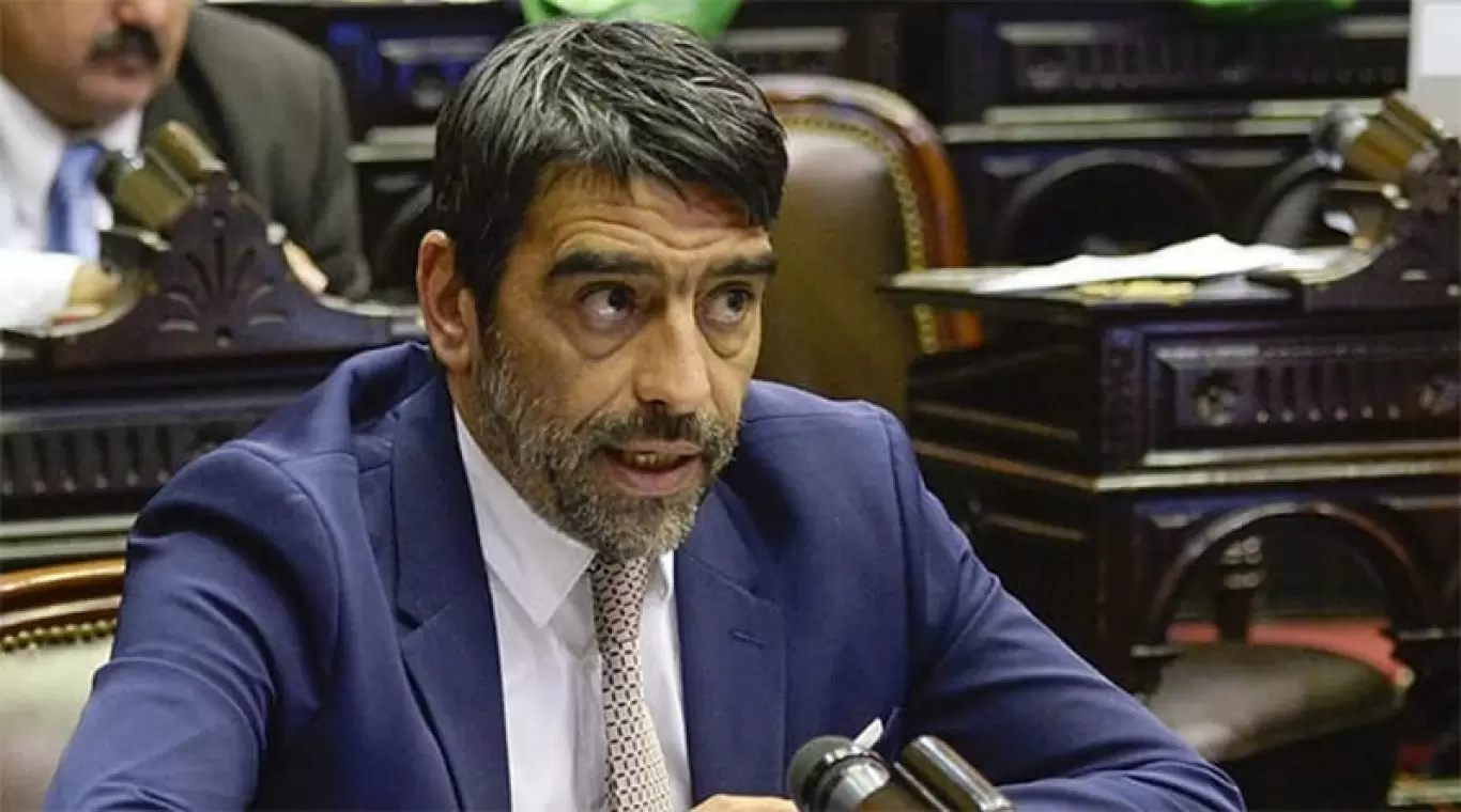 Diputado Rodolfo Tailhade analizando el posible delito de dádivas en un estudio de radio