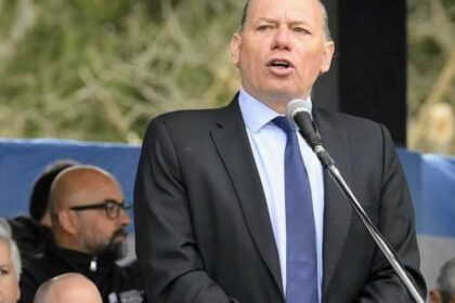 Senador Sergio Berni criticando la falta de alerta en controles de seguridad ante el ingreso de funcionarios extranjeros