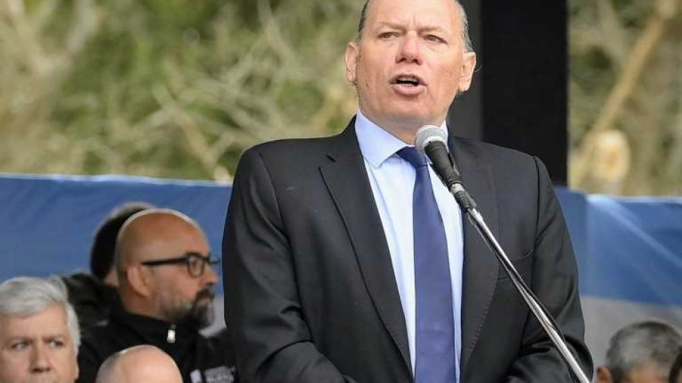 Senador Sergio Berni criticando la falta de alerta en controles de seguridad ante el ingreso de funcionarios extranjeros