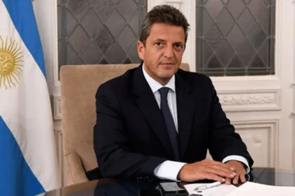 Sergio Massa en una reunión política estratégica analizando el armado del peronismo nacional para las próximas elecciones.