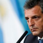 Sergio Massa reunido con dirigentes en una oficina planificando la reorganización de fuerzas políticas