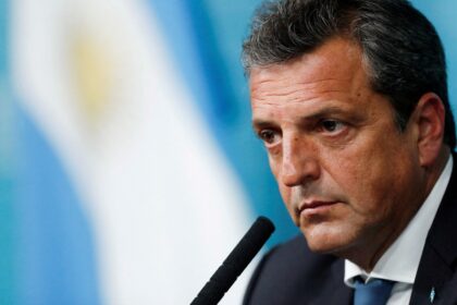 Sergio Massa reunido con dirigentes en una oficina planificando la reorganización de fuerzas políticas